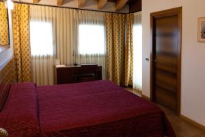 Habitación de hotel con cama y escritorio en Hotel Locanda Al Sole, en Castello di Godego