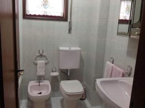 Baño pequeño con aseo y lavamanos en apartamento Vila do Conde, en Vila do Conde