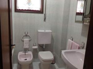 een kleine badkamer met toilet en wastafel bij apartamento Vila do Conde in Vila do Conde +10 foto's
