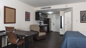 Habitación con mesa, cama y cocina. en Candlewood Suites - Queretaro Juriquilla, an IHG Hotel, en Querétaro