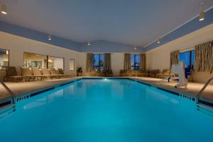 duży basen z niebieską wodą w pokoju hotelowym w obiekcie Holiday Inn Express Pocomoke City, an IHG Hotel w mieście Pocomoke City