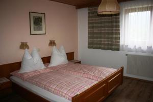 Een bed of bedden in een kamer bij Haus Ampferstein