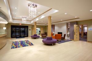 un vestíbulo con sillas y mesas púrpuras en un edificio en Holiday Inn Express Hotel & Suites Rock Springs Green River, an IHG Hotel en Rock Springs