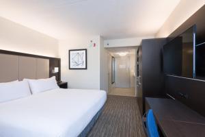 een hotelkamer met een bed en een flatscreen-tv bij Holiday Inn Express Ramsey Mahwah, an IHG Hotel in Ramsey