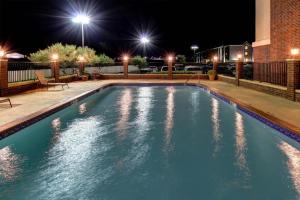 una piscina por la noche con luces en Holiday Inn Express San Angelo, an IHG Hotel, en San Angelo