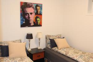 une chambre avec deux lits et un tableau au mur dans l'établissement Superior Citycottage Kristiansand, à Kristiansand