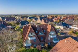 uma vista aérea de um bairro residencial com casas em Meer Appartement em Büsum