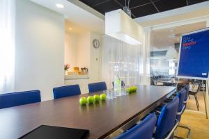 een vergaderzaal met een lange tafel en blauwe stoelen bij Holiday Inn Express Rotterdam - Central Station, an IHG Hotel in Rotterdam