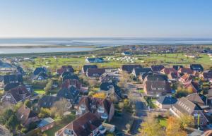an aerial view of a small town with houses and the ocean at Meer Appartement in Büsum