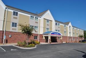 hotel z parkingiem przed nim w obiekcie Candlewood Suites Colonial Heights - Fort Lee, an IHG Hotel w mieście Colonial Heights