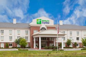 uma vista para o exterior do Holiday Inn Express Hotel em Holiday Inn Express Radcliff Fort Knox, an IHG Hotel em Radcliff