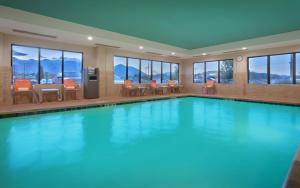 Bazén v ubytování Holiday Inn Express & Suites Orem-North Provo nebo v jeho okolí