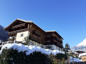 ein Gebäude mit Schnee davor in der Unterkunft Gästehaus Hackl in Sautens