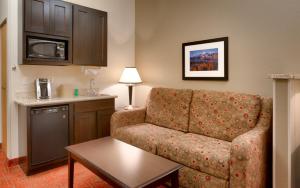Dapur atau dapur kecil di Holiday Inn Express & Suites Orem-North Provo