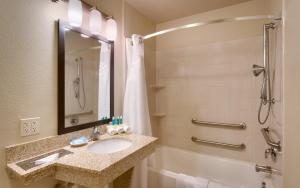 Bilik mandi di Holiday Inn Express & Suites Orem-North Provo