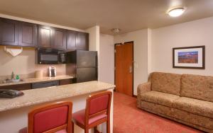 Dapur atau dapur kecil di Holiday Inn Express & Suites Orem-North Provo