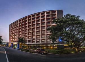 um grande edifício com um camião estacionado em frente em Holiday Inn Express Port Moresby, an IHG Hotel em Porto Moresby