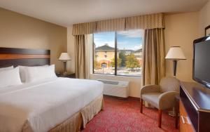 Katil atau katil-katil dalam bilik di Holiday Inn Express & Suites Orem-North Provo