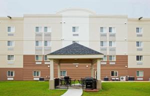 un cenador frente a un edificio en Candlewood Suites Jacksonville, an IHG Hotel, en Jacksonville