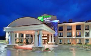 a hotel building with a gazebo in front of it at Holiday Inn Express Hotel and Suites Saint Robert, an IHG Hotel in Saint Robert