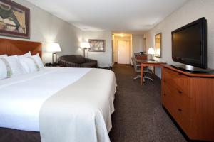 En eller flere senge i et værelse på Holiday Inn Rock Springs, an IHG Hotel