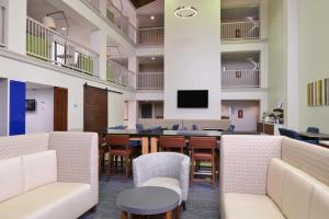 Majoituspaikan Holiday Inn Express Palm Desert, an IHG Hotel baari tai lounge-tila