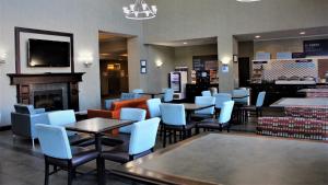 Sohvabaar või baar majutusasutuses Holiday Inn Express Hotels & Suites Rockingham West, an IHG Hotel