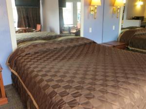 1 dormitorio con 1 cama grande en una habitación de hotel en Park Cienega Motel, en Los Ángeles