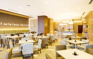 Ein Restaurant oder anderes Speiselokal in der Unterkunft Holiday Inn Express Shanghai Jinsha by IHG 