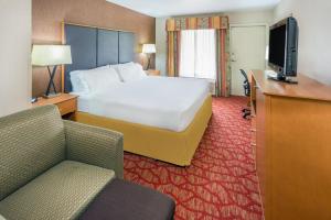 Cette chambre comprend un lit et une télévision. dans l'établissement Holiday Inn Express Roseburg, an IHG Hotel, à Roseburg
