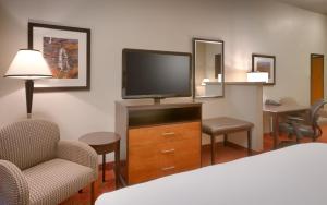 Televisyen dan/atau pusat hiburan di Holiday Inn Express & Suites Orem-North Provo