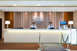 The lobby or reception area at Holiday Inn Express Suzhou Changjiang, an IHG Hotel