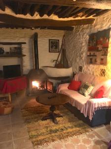 a living room with a couch and a fireplace at Apartamento El Refugio de Mecina in Mecina Fondales
