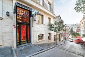 un bâtiment avec une porte rouge dans une rue de la ville dans l'établissement The Fox Hotel, à Istanbul