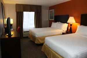 เตียงในห้องที่ Holiday Inn Express Pittsburgh - Munhall, an IHG Hotel