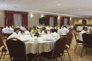 Holiday Inn Express & Suites Charlottesville - Ruckersville, an IHG Hotel tesisinde bir restoran veya yemek mekanı
