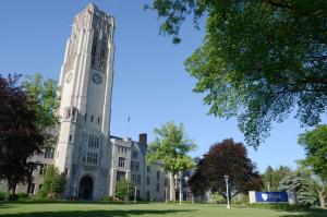 un edificio con una torre con un reloj. en Holiday Inn Express & Suites Toledo West by IHG, en Toledo