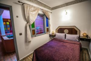 سرير أو أسرّة في غرفة في Riad Skilffo