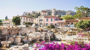 een uitzicht op een stad met roze bloemen bij More Athens Apartments in Athene