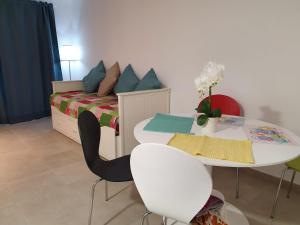 ein Schlafzimmer mit einem Bett und einem Tisch und Stühlen in der Unterkunft GARDEN 128 in Corralejo