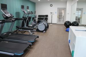 Holiday Inn Express & Suites - Tulare by IHG的健身中心和/或健身设施