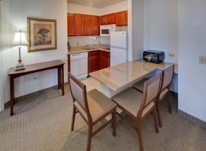Kuchyň nebo kuchyňský kout v ubytování Staybridge Suites Rockford by IHG