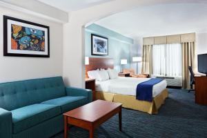 une chambre d'hôtel avec un lit et un canapé dans l'établissement Holiday Inn Express Richmond-Brandermill-Hull Street, an IHG Hotel, à Brandermill