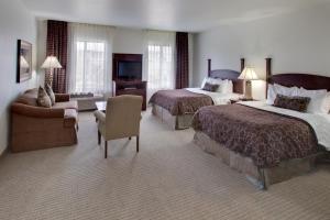 Postel nebo postele na pokoji v ubytování Staybridge Suites Rockford by IHG