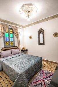 Giường trong phòng chung tại Riad Skilffo