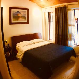 Tempat tidur dalam kamar di Hostal La Candelaria