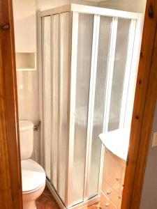 een witte badkamer met een toilet en een wastafel bij LUXURY GINEBRA in Sierra Nevada