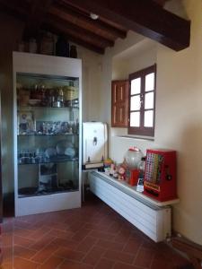 cocina con nevera blanca y ventana en Casa di Zela, en Olmi