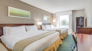 Giường trong phòng chung tại Holiday Inn Express Hotel & Suites Midlothian Turnpike by IHG