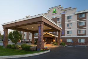 スポケーン・バレーにあるHoliday Inn Express Spokane-Valley by IHGの展望台付きのホテルの建物